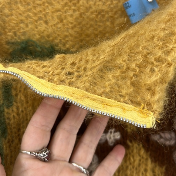 Vintage handmade crochet, openknit  textured, floral detail sweater, size M - Picture 13 of 14